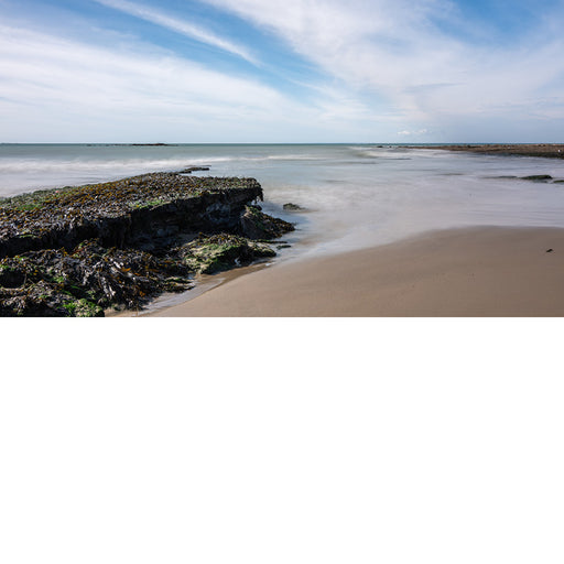 Door de lange sluitertijd krijgt het water rond de rotsen een effect van wolken.