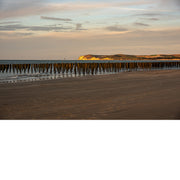 Dit stuk kust is helemaal afgezet met paalhoofden. Zij breken de golven en gaan stranderosie tegen.