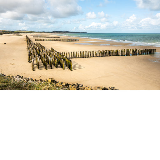 De paalhoofden op het strand langs de Opaalkust lijken opgesteld te zijn voor een veldslag.
