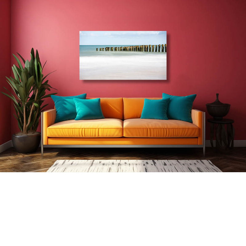 De palen verwalen in de zee