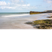 De paalhoofden op het strand langs de Opaalkust vormen boeiende geometrische constructies.