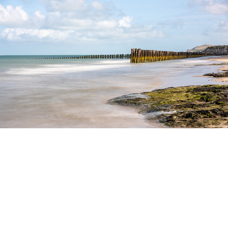 De paalhoofden op het strand langs de Opaalkust vormen boeiende geometrische constructies.