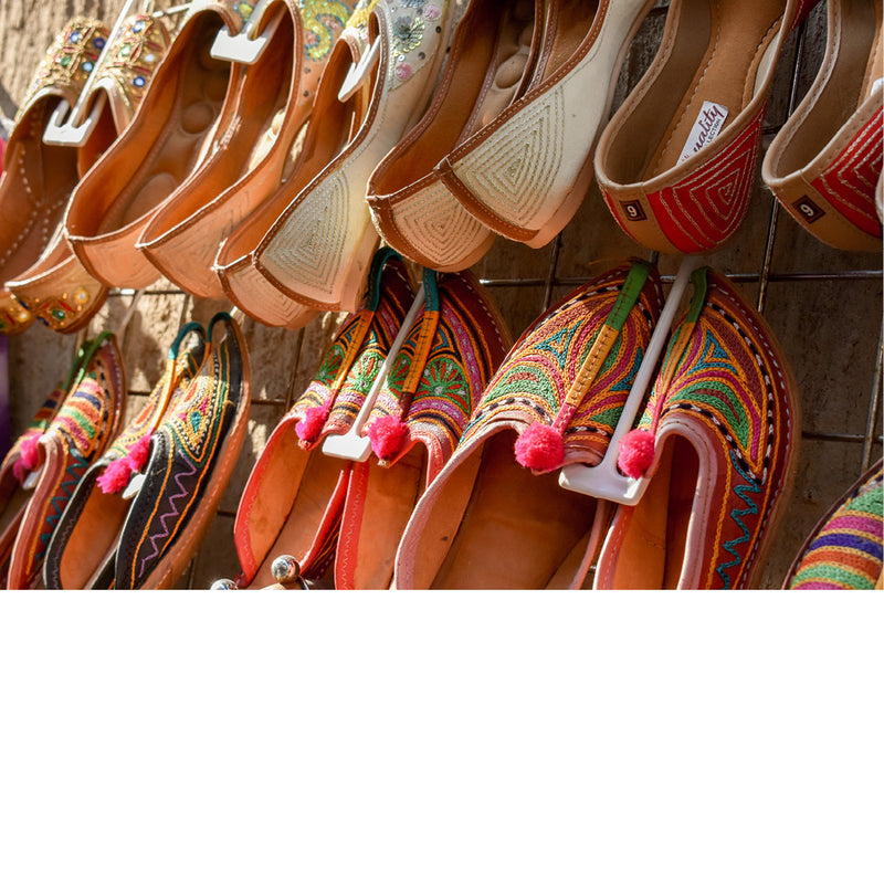 Slofjes hangen te koop in een souk