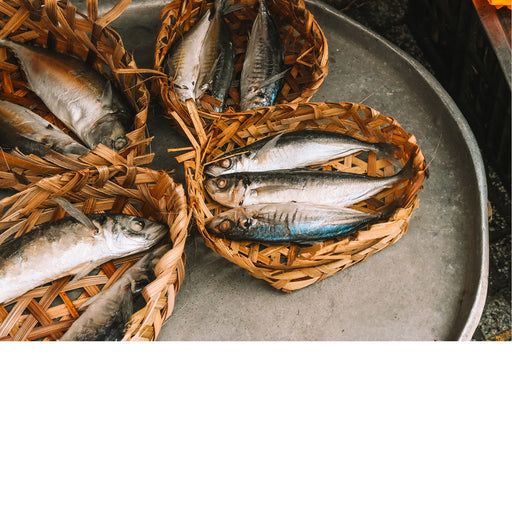 Verse vis te koop op een vismarkt in Vietnam