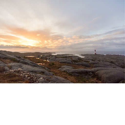 Uitzicht op een vuurtoren aan de kust van Noorwegen