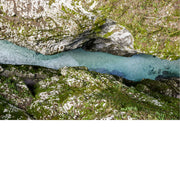 Een rivier snijdt door een kloof in Slovenië