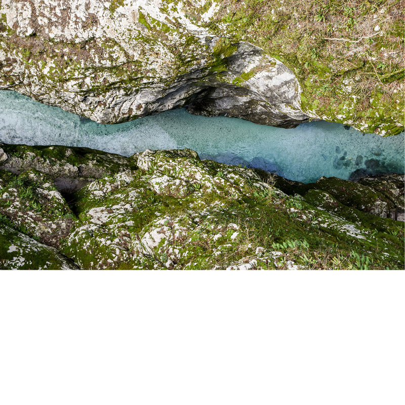 Een rivier snijdt door een kloof in Slovenië
