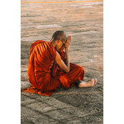 Een monnik bidt in Anuradhapura