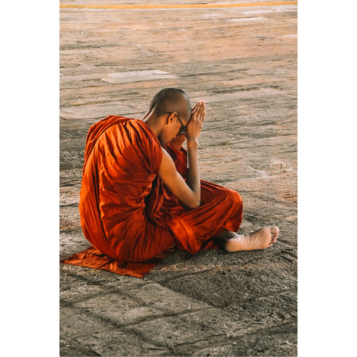 Een monnik bidt in Anuradhapura