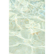 De zon danst op het water en maakt abstracte vormen