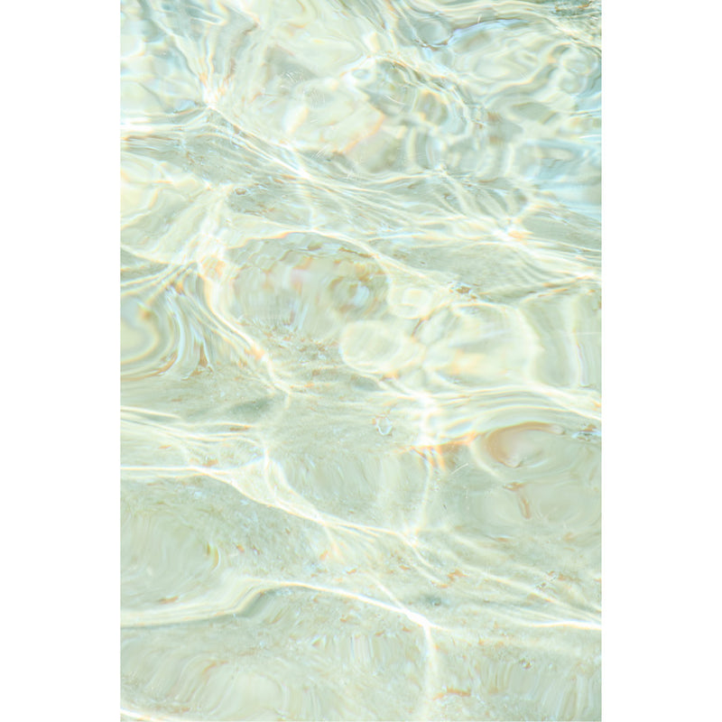 De zon danst op het water en maakt abstracte vormen