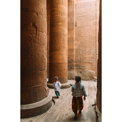 Kinderen spelen in de Egyptische tempel van Edfu