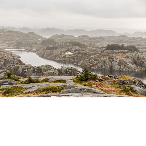 De mistige en rotsachtige kust van Noorwegen