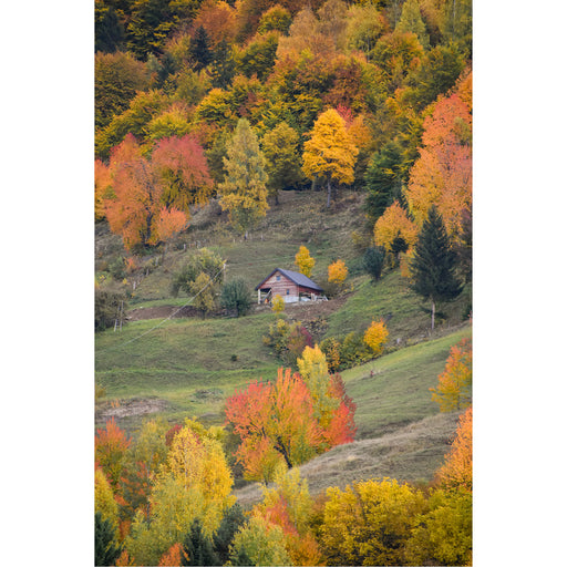 Een berghut in een herfstig berglandschap