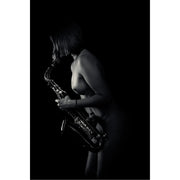 Zwart-wit, low-key uitvoering van human body met saxofoon
