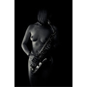 Zwart-wit, low-key uitvoering van human body met saxofoon