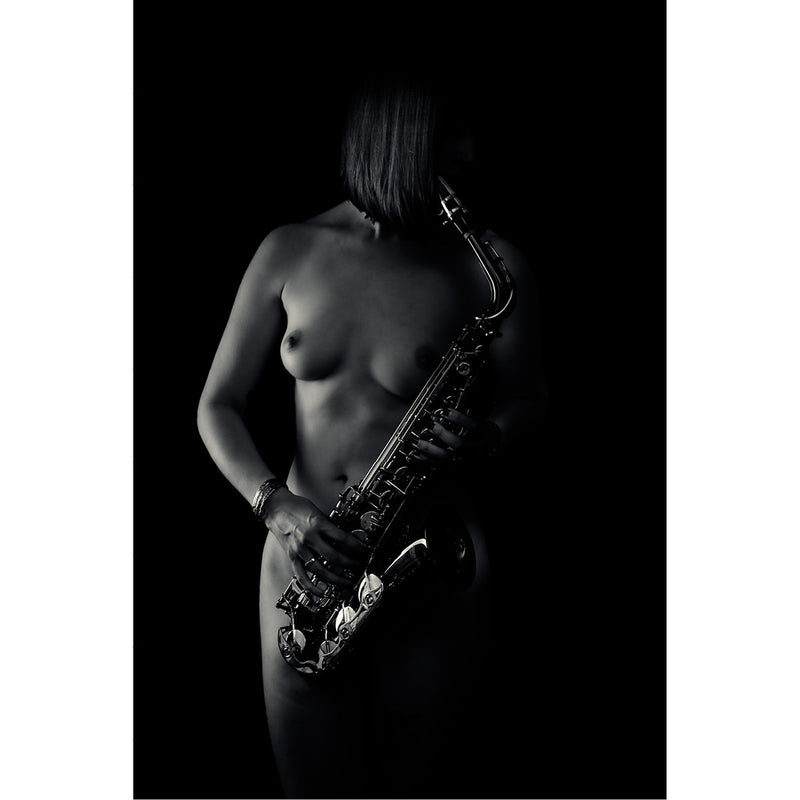 Zwart-wit, low-key uitvoering van human body met saxofoon