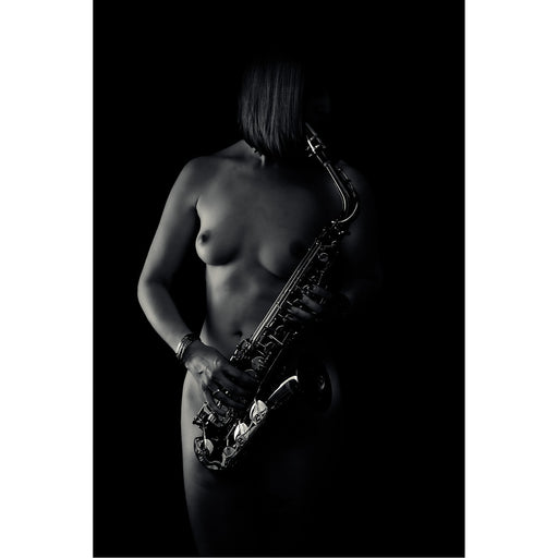 Zwart-wit, low-key uitvoering van human body met saxofoon