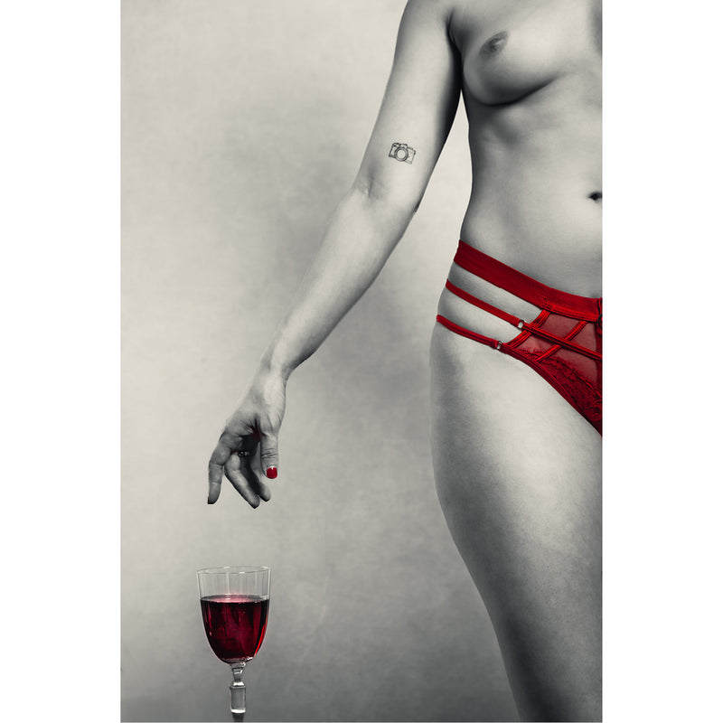 Zwart-wit uitvoering van human body met kleuraccent en glas wijn