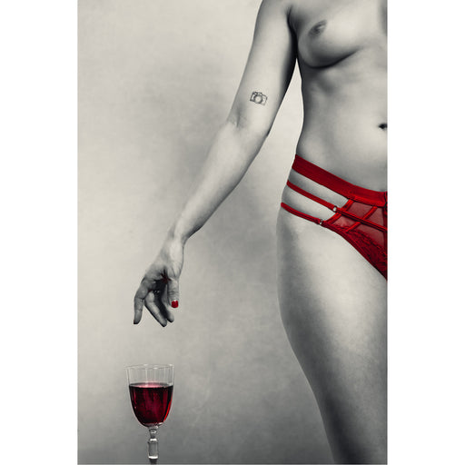 Zwart-wit uitvoering van human body met kleuraccent en glas wijn