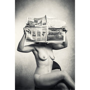 Zwart-wit weergave human body met krant 