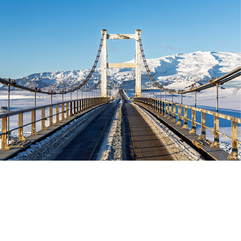 IJsland, een brug die over de gletsjer en de verbinding met Diamond Beach gaat