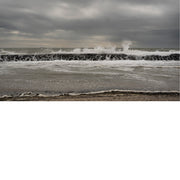 Krachtige golven bij donker weer 