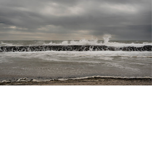 Krachtige golven bij donker weer 