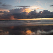 Bijzondere blauwe, roze en gele kleuren bij zonsondergang aan zee, Een bootje aan de horizon 