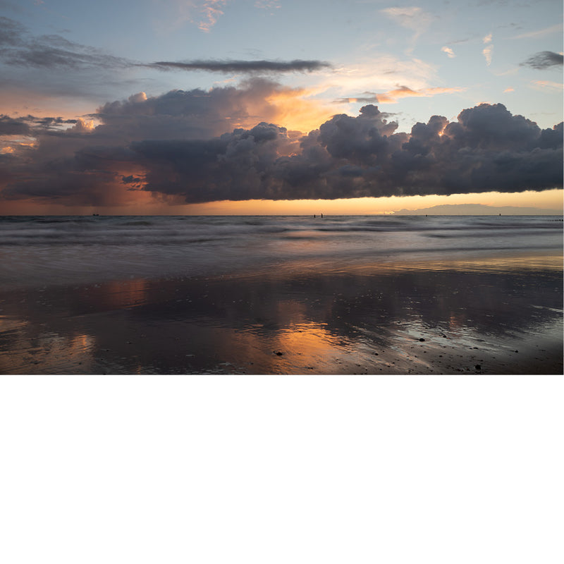 Bijzondere blauwe, roze en gele kleuren bij zonsondergang aan zee, Een bootje aan de horizon 