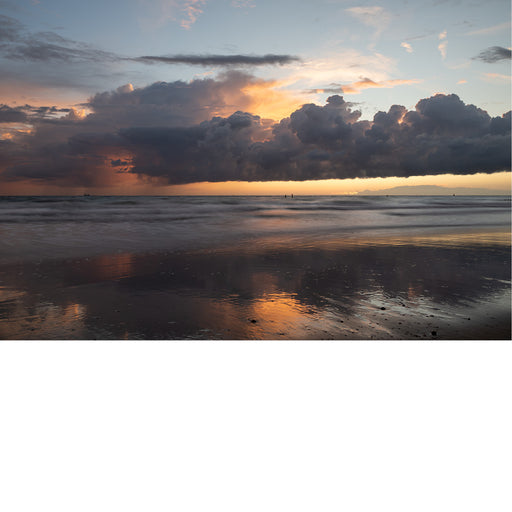 Bijzondere blauwe, roze en gele kleuren bij zonsondergang aan zee, Een bootje aan de horizon 