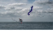 Windvliegers en wolkjes boven zee 