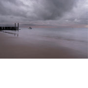 Bijzondere grijze en roze kleuren bij zonsondergang aan zee 