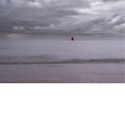 Bijzondere grijze en roze kleuren bij zonsondergang aan zee 