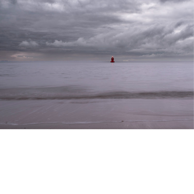 Bijzondere grijze en roze kleuren bij zonsondergang aan zee 