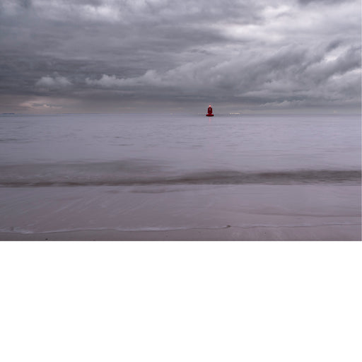 Bijzondere grijze en roze kleuren bij zonsondergang aan zee 