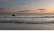 Gele boei drijft op het water 