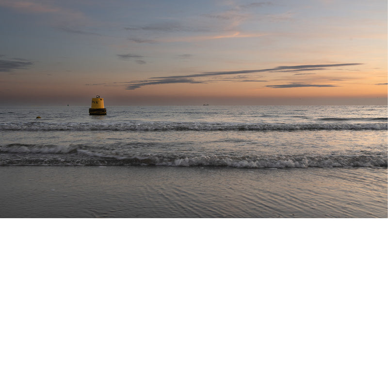 Gele boei drijft op het water 