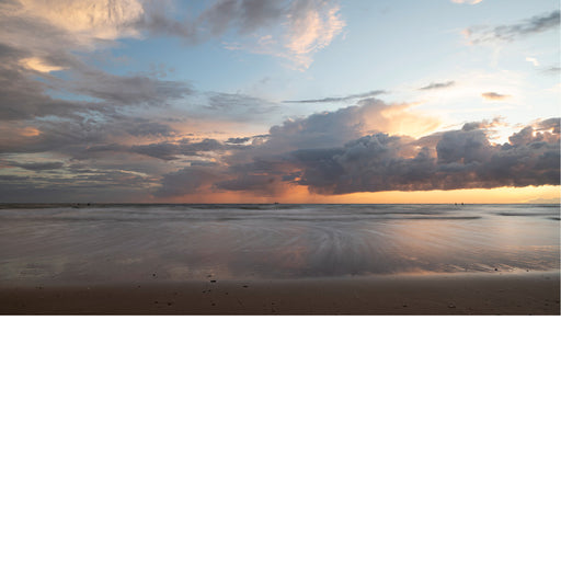Bijzondere blauwe, roze en gele kleuren bij zonsondergang aan zee, Een bootje aan de horizon 