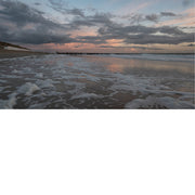 Eenzame wandelaar op het velaten strand in Westkapelle, Zonsondergang 