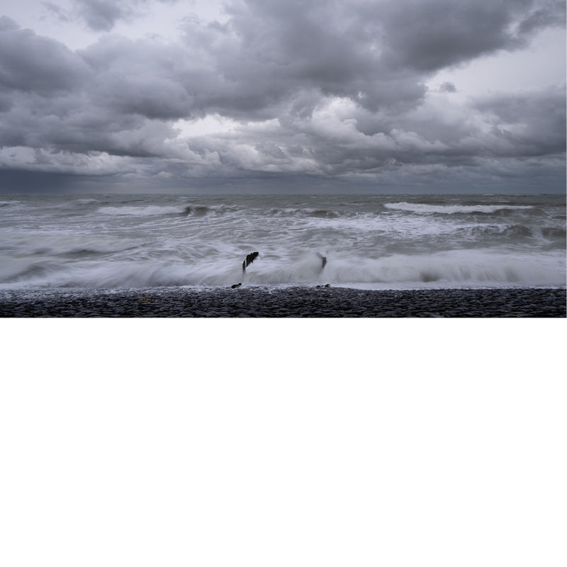 Hoog tij bij storm, Krachtige golven tot op de dijk, Donkere wolken 