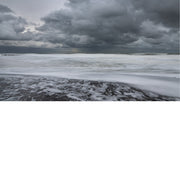 Hoog tij bij storm, Krachtige golven tot op de dijk, Donkere wolken 