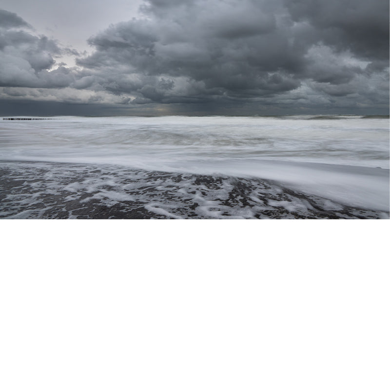 Hoog tij bij storm, Krachtige golven tot op de dijk, Donkere wolken 