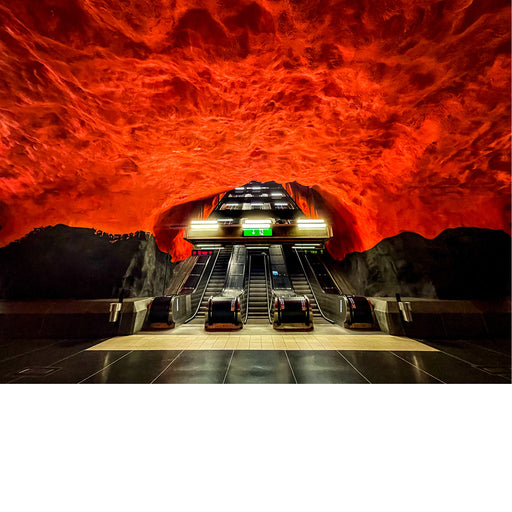 Het metrostation Solna Centrum in Stockholm, Zweden staat bekend om zijn kunstzinnige ontwerp, dat het uiterlijk heeft van een felrode grot. 
