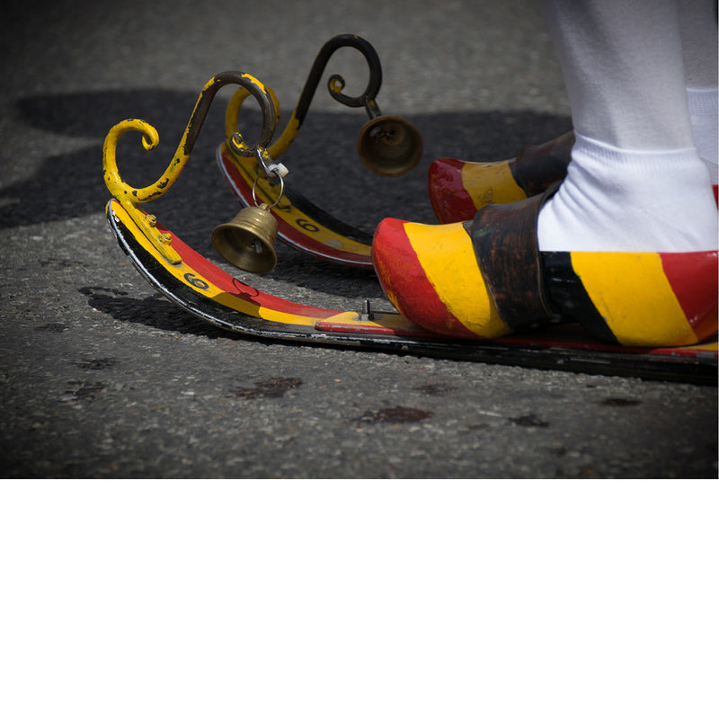 De Steltenlopers van Merchtem worden steeds begeleid door blokkenlopers.