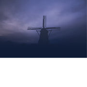 Een windmolen omhuld in een dichte mist.