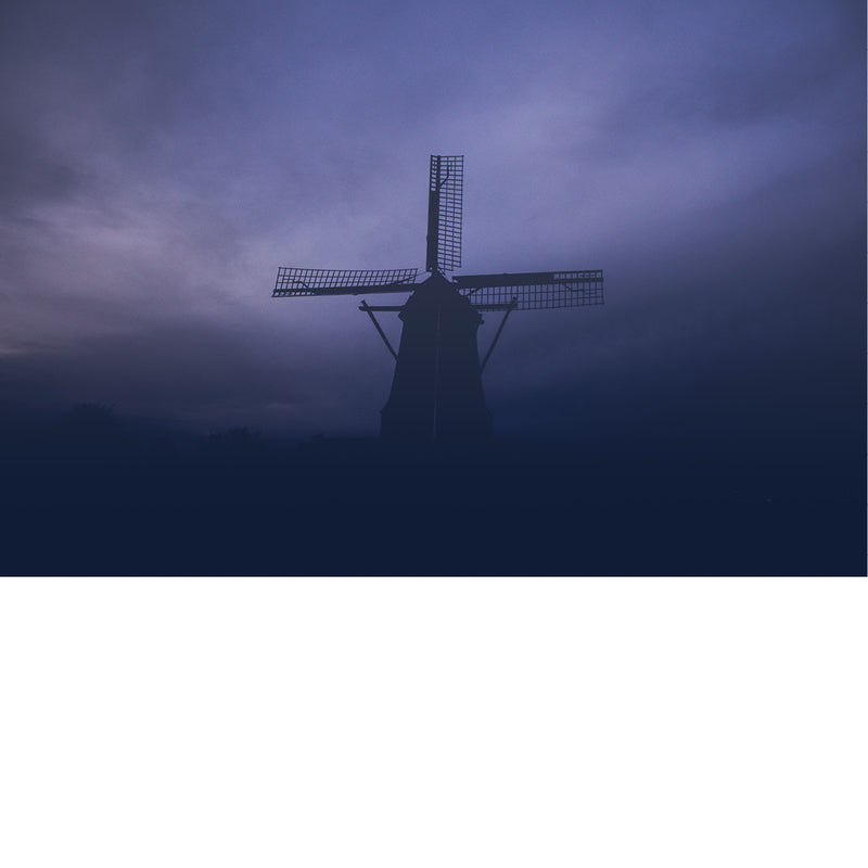 Een windmolen omhuld in een dichte mist.