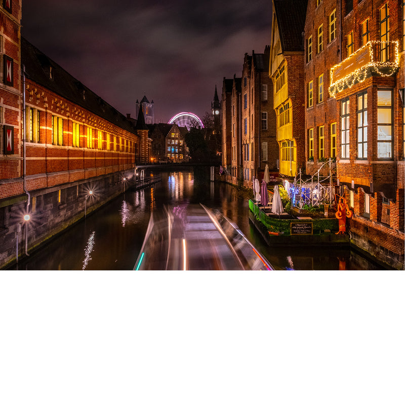 De Korenlei en de Graslei in Gent, België, 's nachts. Deze kades langs de Leie zijn bekend om hun historische gildehuizen en vormen een iconisch uitzicht in de stad. 