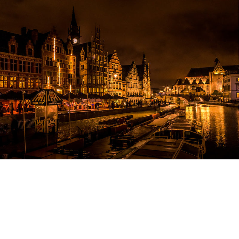 Het historisch centrum van Gent ziet er 's nachts betoverend uit.