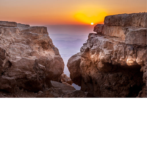 Uitzonderlijk rotslandschap met een warme zonsondergang.